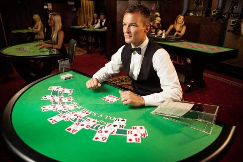 Dealer memandu permainan meja live melalui kamera