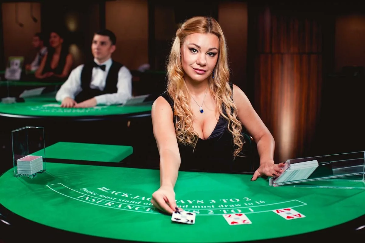 Tampilan meja dealer kasino live DAY777
