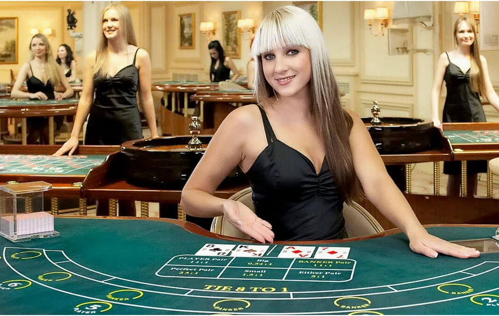 Tampilan ruang kasino live DAY777 dengan meja permainan